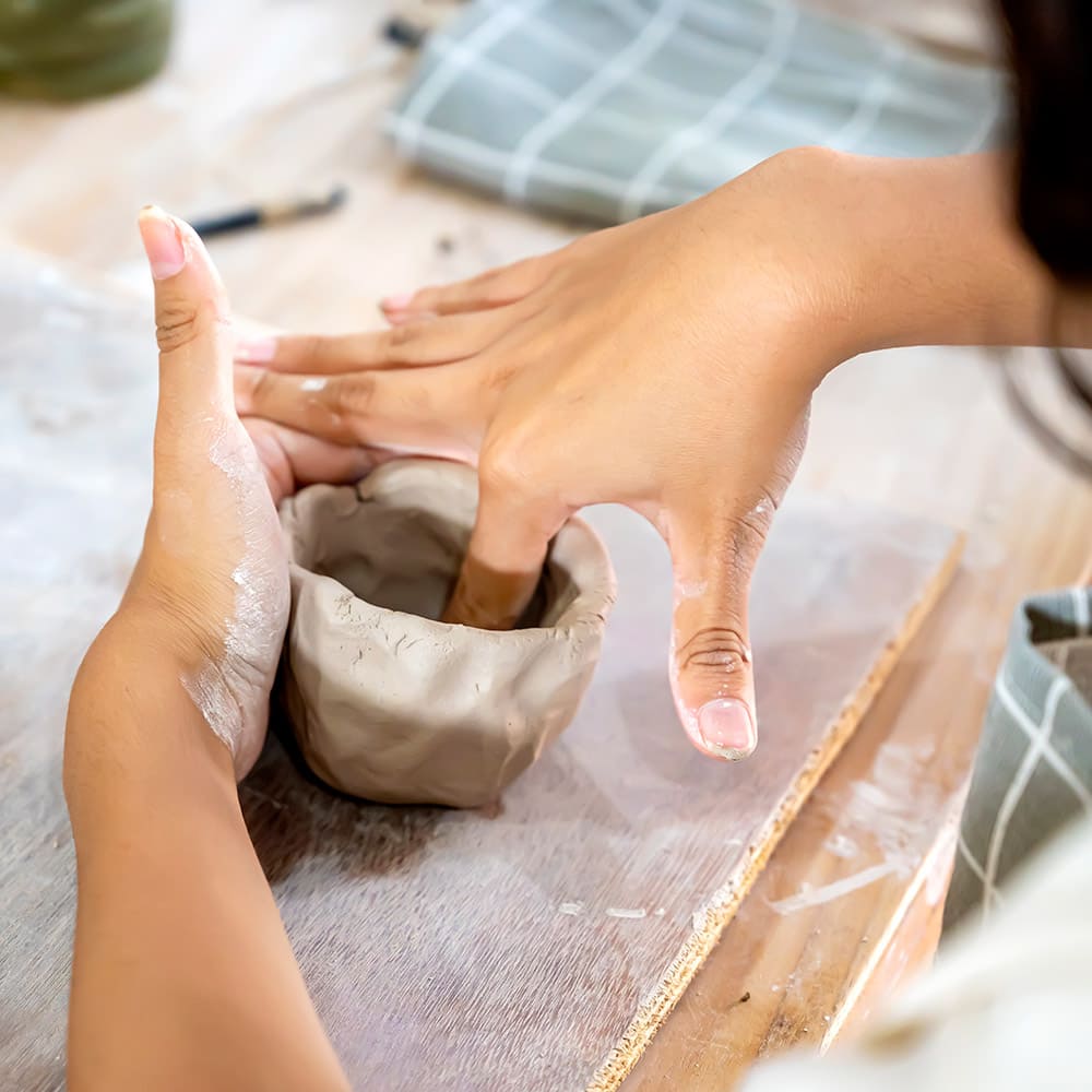 2 manos haciendo manualidades para tela papel tijeras.